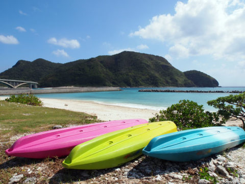 前浜ビーチと慶留間（ゲルマ）島