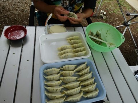 キャンプ場で餃子づくり飯綱東高原オートキャンプ場