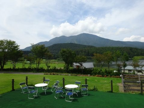 飯綱東高原むれ天狗の館から飯縄山を望む 手前は霊仙寺湖