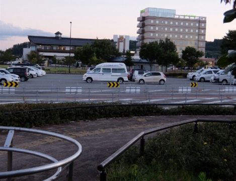 SAからみたゆーチェリー(左)とホテル　間の駐車場は高速に入らずに使えます