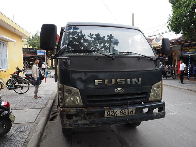 ベトナム、ホイアンで見かけたトラック　FUSINブランド