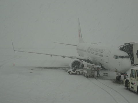 青森空港　大雪　ボーイング737-800　JAL