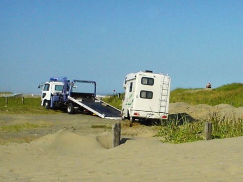 九十九里浜でスタックし牽引で救出されるクレソン