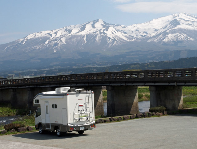 ワンオフキャンピングカー　デイブレイク　鳥海山