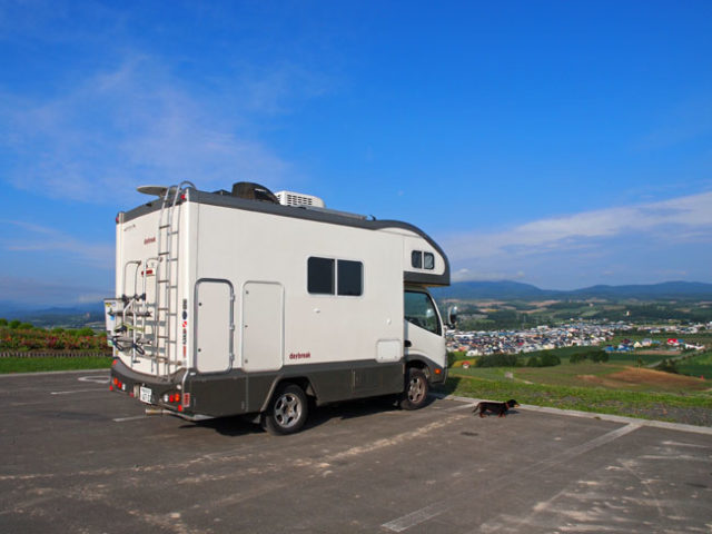 キャンピングカーデイブレイクとダックスフント・ジンジャー 北海道上富良野町日の出公園駐車場にて