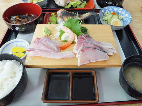 垂水漁港の桜勘食堂の桜勘定食。刺身・かぶと煮・カマ焼きなど