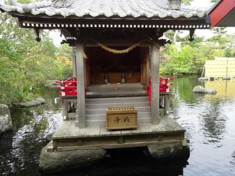 八扇の湯の池に浮かぶ神社の画像