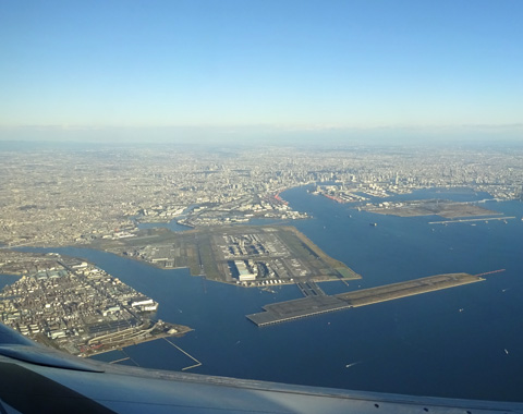 羽田空港の空撮、飛行機の中から