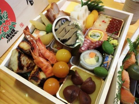 キャンピングカーデイブレイクで食べた八百彦本店おせち絵馬二段重の一の重