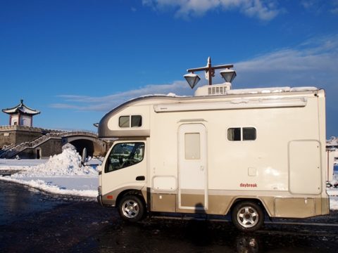 雪景色の中のキャンピングカー、マックレーデイブレイク、鳥取県道の駅燕趙園