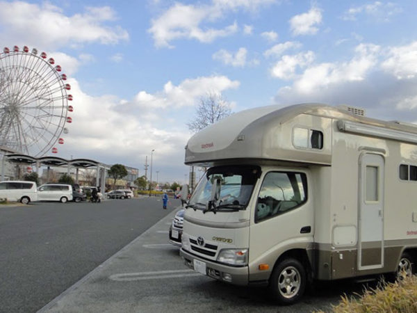 マックレーのキャンピングカーデイブレイク号で刈谷PAに停車中の画像