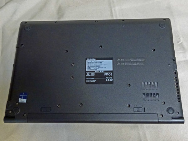 東芝ノートPC、dynabookの裏側、背面カバー