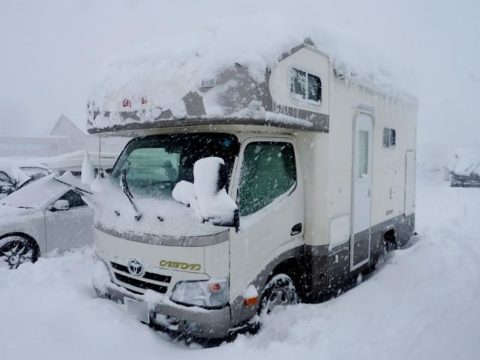 雪に埋もれるキャブコン・カムロードベースのキャンピングカーデイブレイク、安比スキー場