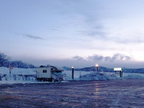 キャブコン・デイブレイク、盛岡での夜明け、冬景色