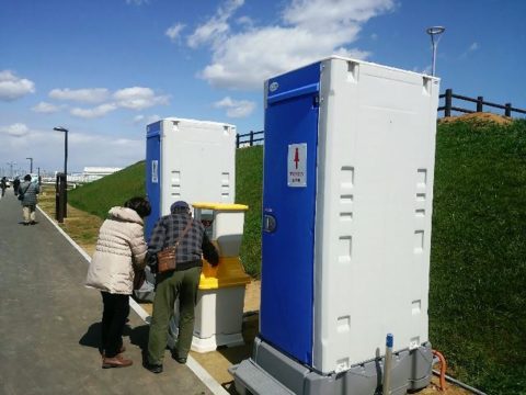 ひこうきの丘公園の仮設トイレと手洗い場の画像