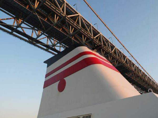 泉大津から明石海峡大橋をくぐりぬけていく阪九フェリーの新造船いずみ