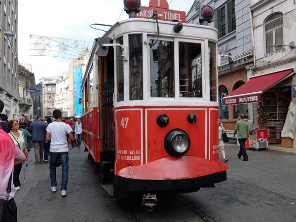 イスタンブールの旧市街を走る路面電車