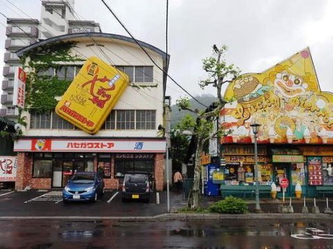 函館ハセガワストア、ベイエリア店はラッキーピエロの隣