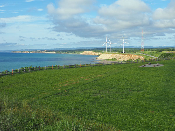 道の駅ふＷとままえからの風景、キャンプ場と風力発電