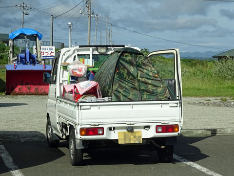 北海道道の駅とままえで会った軽トラ・キャンパー、軽の荷台にテント