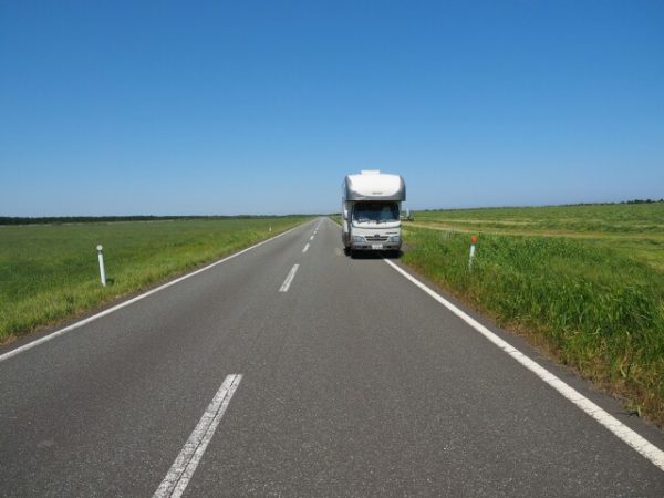 キャンピングカーデイブレイク北海道原野を走る