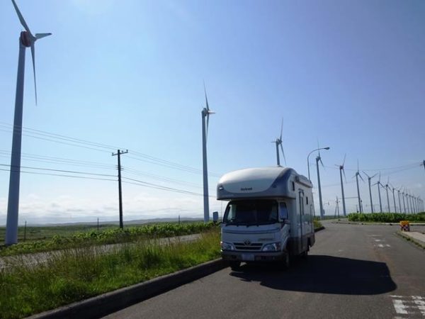 オトンルイ風力発電所とキャンピングカーＤフェイブレイク