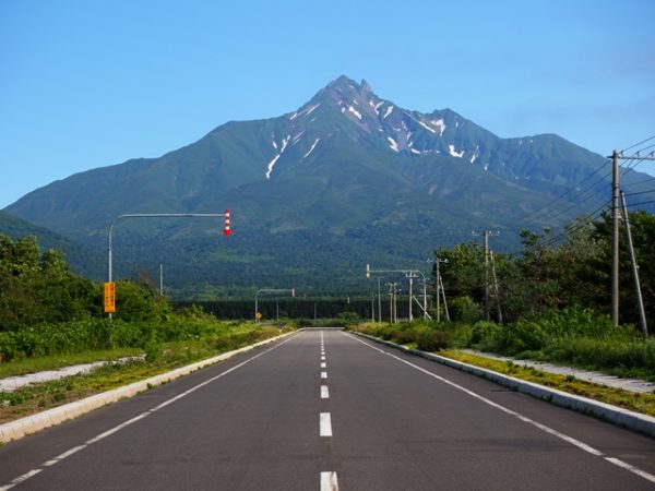 利尻空港へ続く直線道路からみた利尻山、利尻富士の画像