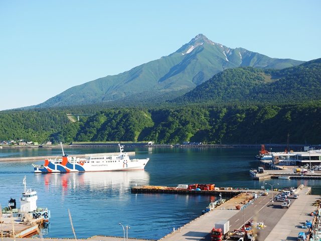 ペシ岬から見た利尻富士と鴛泊港に入港するハートランドフェリー
