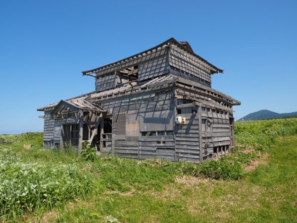 利尻島の廃屋、北のカナリヤたちのロケ地