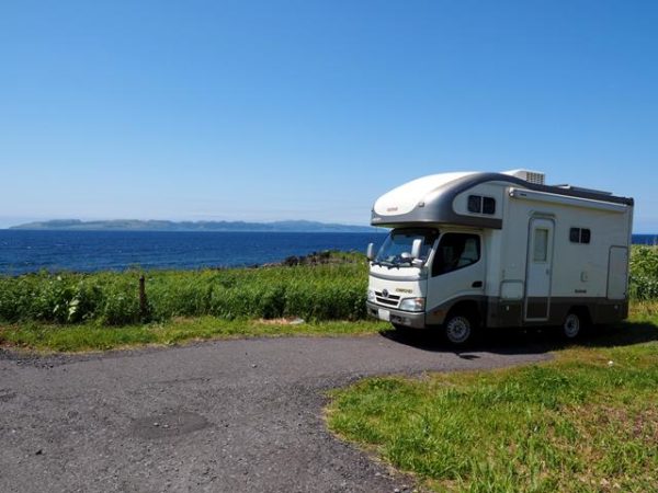 礼文島をバックにキャンピングカーデイブレイクを撮影。北海道利尻島