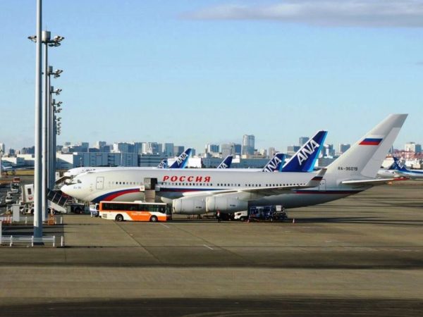 羽田空港に駐機するIl-96-300ロシアのプーチン大統領訪日