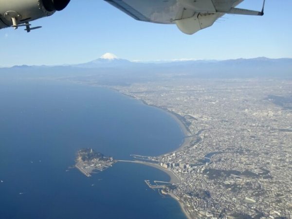 新中央航空のドルニエから撮影した江の島と富士山の画像