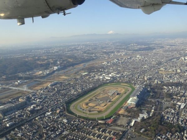 調布ー大島線の飛行機から眺める府中競馬場