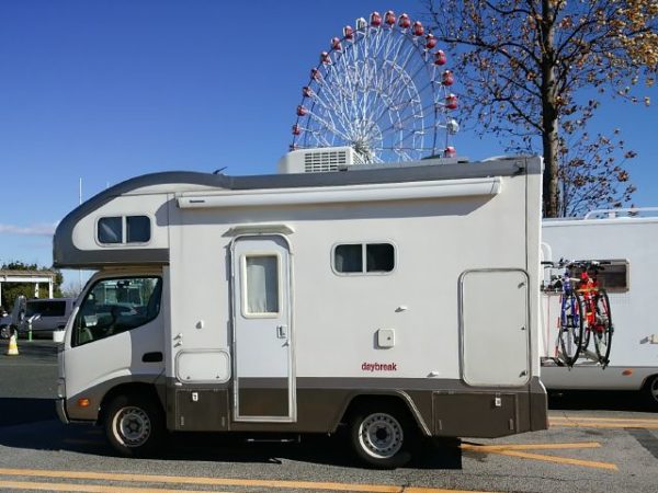 刈谷ＰＡに停車するキャンピングカー。デイブレイク