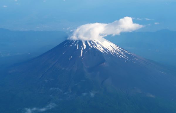 機内から見る初夏の富士山