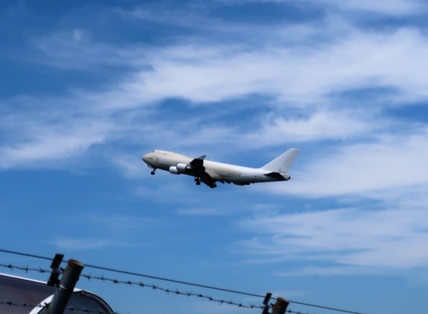 鹿児島空港を飛び立つB747-47,N476MC