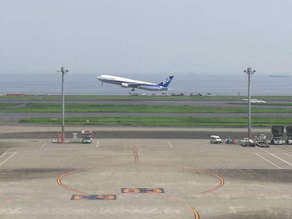 離陸するana、羽田空港。