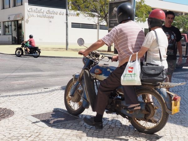 ポルトガル、ポルトで撮影した古いバイクでタンデムする老夫婦