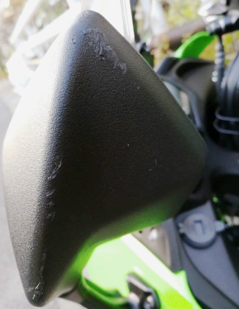 ninja650の左ミラーに立ちごけで傷をつける