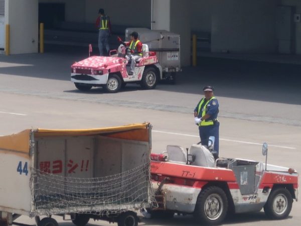 石垣島空港ピンクジンベイジェットカラーのトラクタ