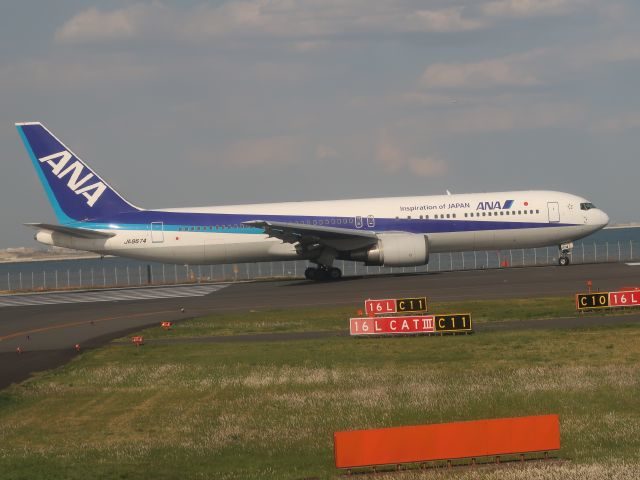 羽田空港にてANAボーイング777