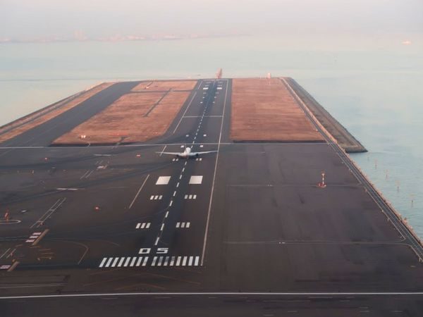 羽田空港Ａ滑走路着陸時のＤ滑走路画像