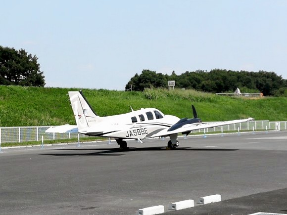 ホンダエアポートに駐機しているビーチクラフトバロンG58