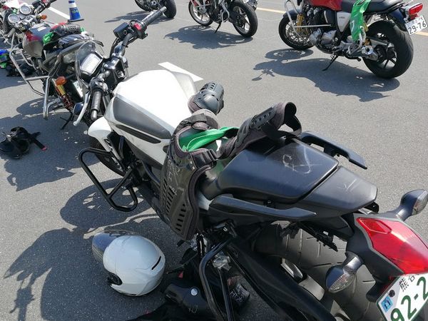 ホンダモーターサイクリストスクールのNC750、29号車、休憩中