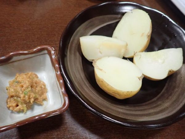 小菅の湯お食事処、清太のネギ味噌添え（なぜかゆでたジャガイモを清太というらしい）　