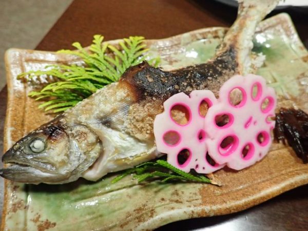 小菅の湯お食事処でヤマメの塩焼き