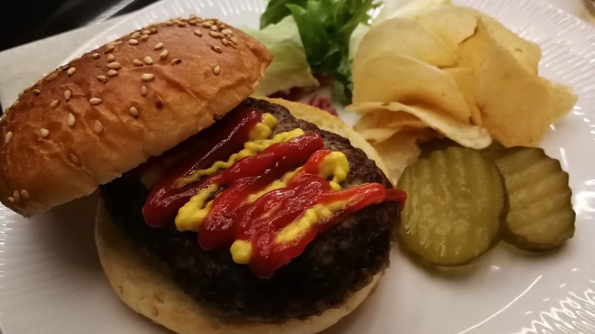 羽田空港国際線ANAスイートラウンジで食べたハンバーガーの画像