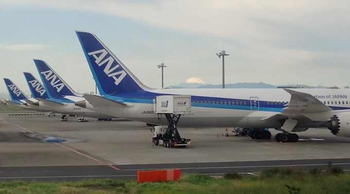 羽田空港、富士山とANAの飛行機