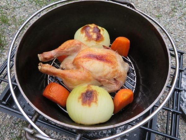 ダッチオーブンで丸鳥を焼く。塩原オートキャンプ