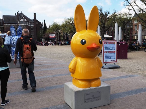 アムステルダムの公園黄色いアヒルうさぎ